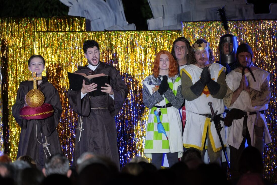 Nabburg: Restkarten für das Musical „Spamalot“ sind für die letzten Termine verfügbar. Rund 500 Besucher sahen das Open-Air-Event des OVIGO Theaters am ersten Wochenende.