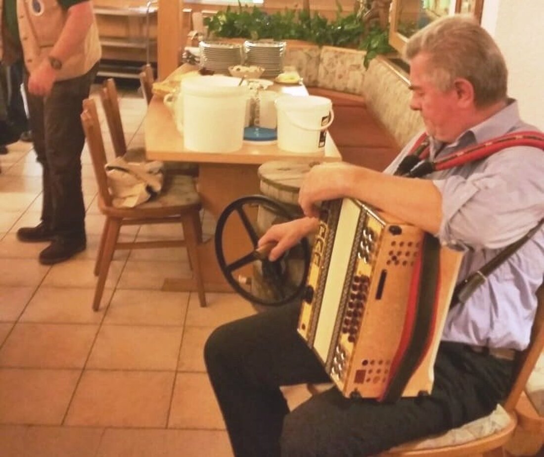 Leuchtenberg. Das Hutzagehn ist in der Oberpfalz nach wie vor beliebt. Die Besucher können sich bei Musik und kulinarischen Schmankerln austauschen. Dazu hatte der Oberpfälzer Waldverein eingeladen. Von Sieglinde Schärtl [&hellip;]