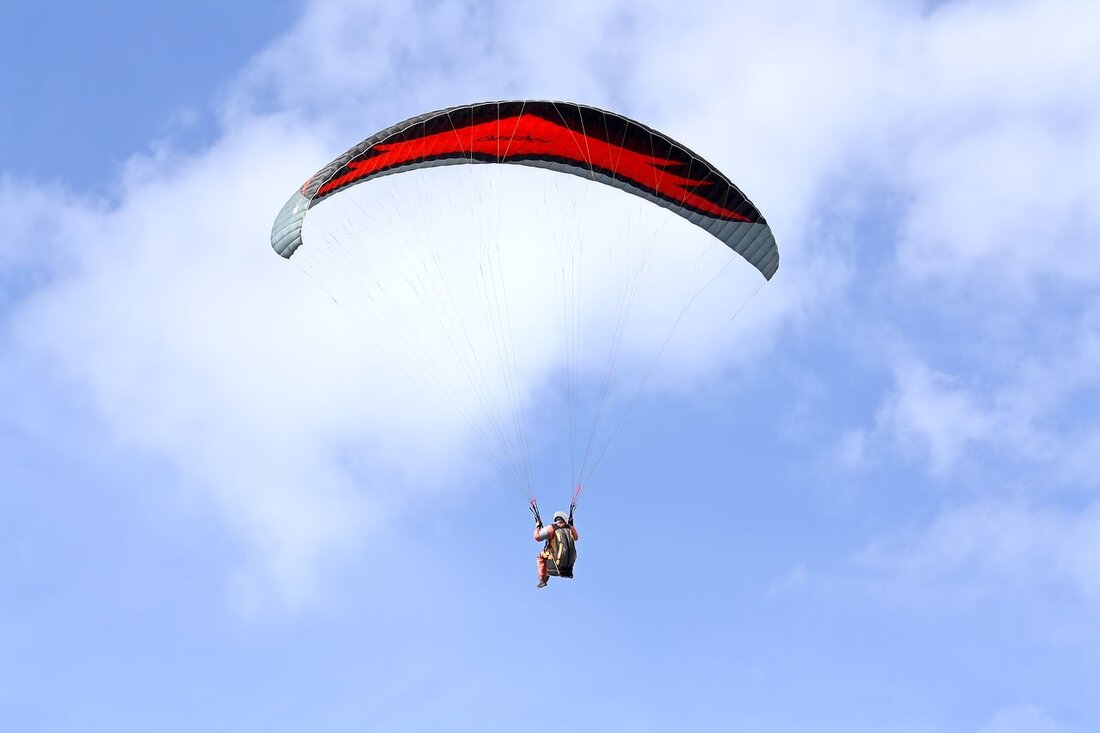 Kirchendemenreuth/Altenparkstein. Eine Gleitschirmfliegerin aus Weiden ist gestern bei Altenparkstein in einem Waldstück abgestürzt. Sie erlitt schwere Verletzungen.  Die Frau (59) aus Weiden war mit ihrem Gleitschirm am “Vogelberg” gestartet und [&hellip;]