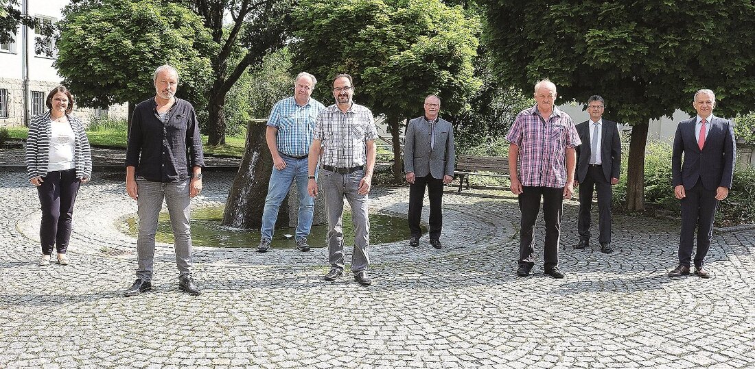 Tirschenreuth. Im Rahmen seines ersten Personaltermins in seiner Funktion als „neuer“ Landrat durfte Roland Grillmeier zwei langjährigen Mitarbeitern zum 25-jährigen Dienstjubiläum gratulieren. Außerdem wurde ein Mitarbeiter in den Ruhestand verabschiedet. [&hellip;]