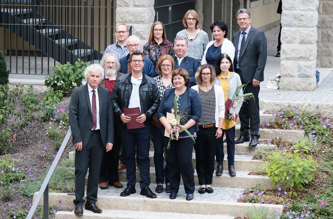 Tirschenreuth. Für insgesamt über 300 Jahre Dienstzeit sprach Landrat Wolfgang Lippert vor Kurzem im Rahmen eines Personaltermins am Landratsamt langjährigen Mitarbeitern seinen Dank aus. Außerdem wurde ein „Urgestein“ der Kreismusikschule [&hellip;]