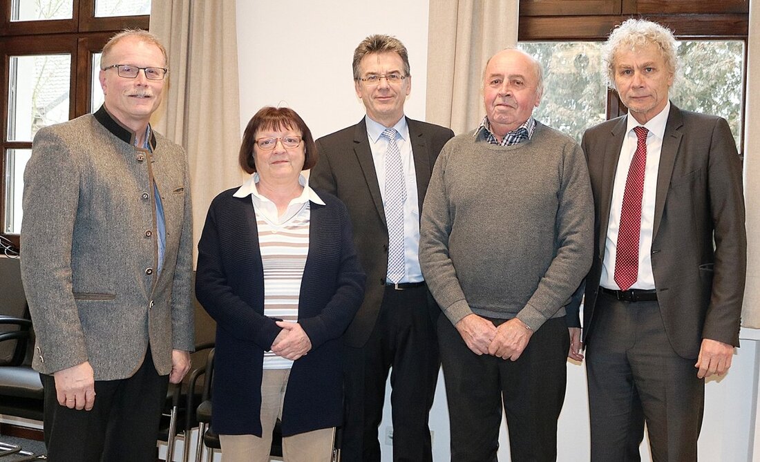 Tirschenreuth. Sibylle Eber und Erich Scharnagl wurden vor kurzem von Landratsamtchef Wolfgang Lippert nach jahrzehntelanger Tätigkeit für den Landkreis verabschiedet. Im Rahmen einer kleinen Feierstunde bedankte sich Lippert bei den [&hellip;]
