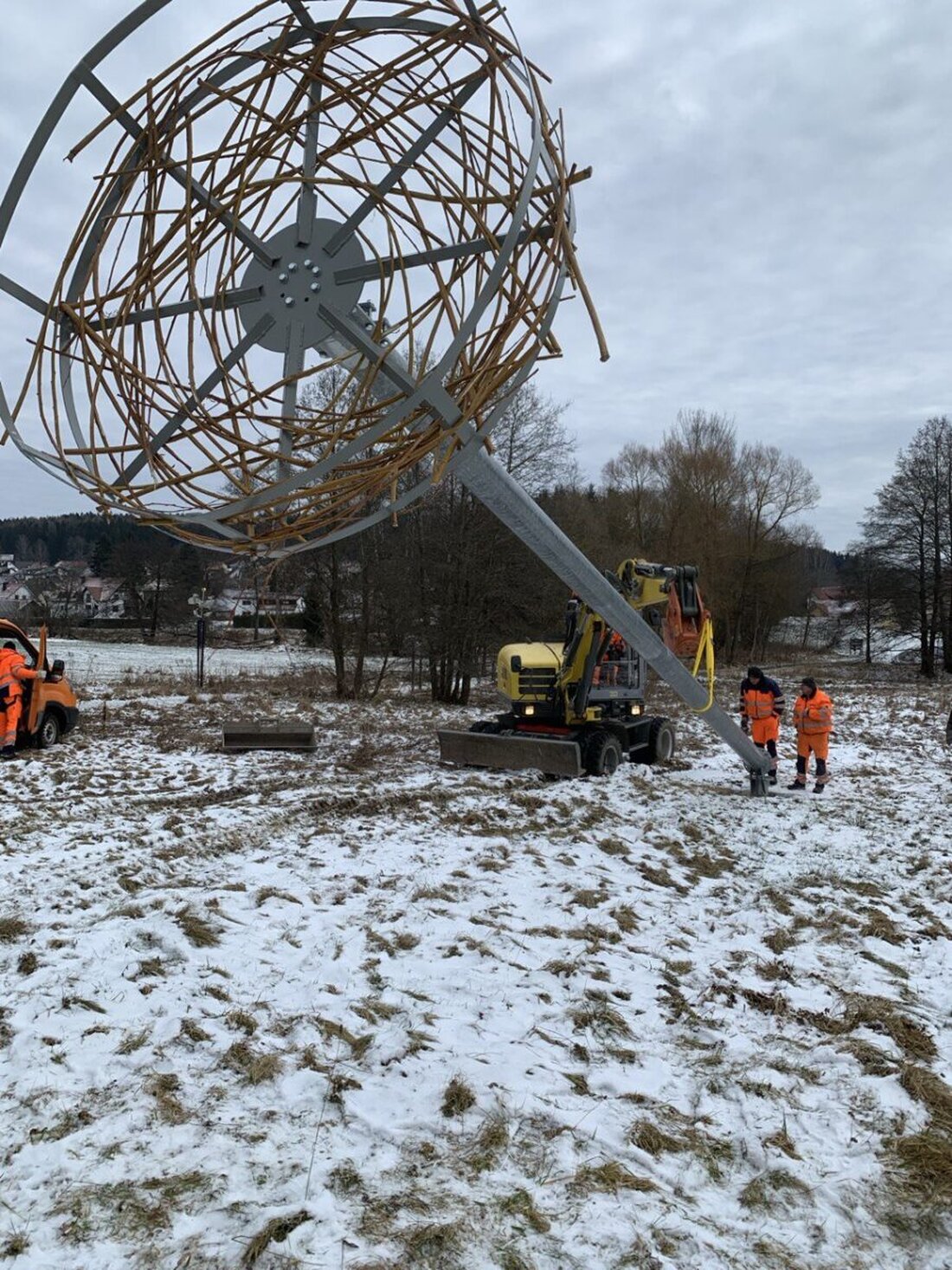 Schönsee. Ein neues Storchennest wurde auf einem zwölf Meter hohen Mast installiert, finanziert durch Fördermittel und mit Unterstützung der Stadt. Das Projekt zielt darauf ab, Störche zur Ansiedlung in der Region zu ermutigen und den Frühling einzuläuten.