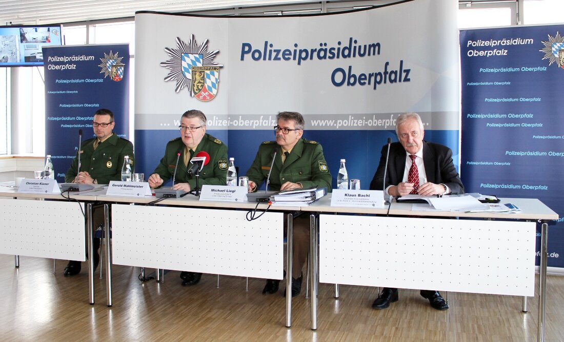 Weiden / Neustadt/WN / Tirschenreuth. Das Polizeipräsidium Oberpfalz hat heute seinen Bericht zur aktuellen Sicherheitslage der Region vorgestellt. Gleich vorneweg die gute Nachricht: Die Kriminalität geht zurück – auch wenn [&hellip;]