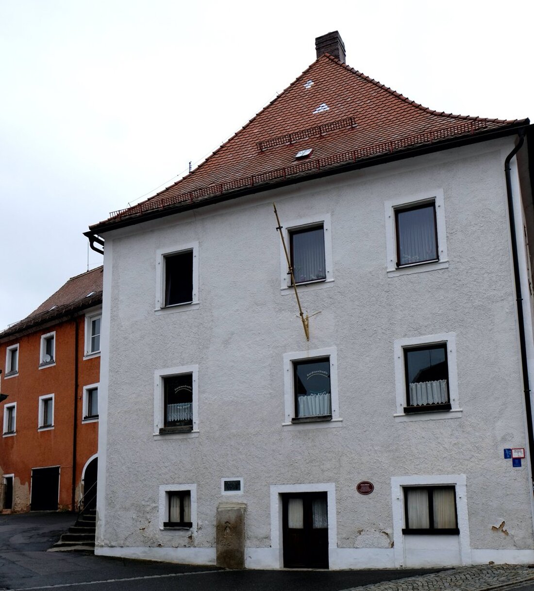 Floß. Zwei Anwesen am Marktplatz, der Huterbauer und der Hartlmartin, dazu das Podewilshaus in der Plößberger Straße sind die ersten Adressen, die im Rahmen des ISEK renoviert werden sollen. Der [&hellip;]