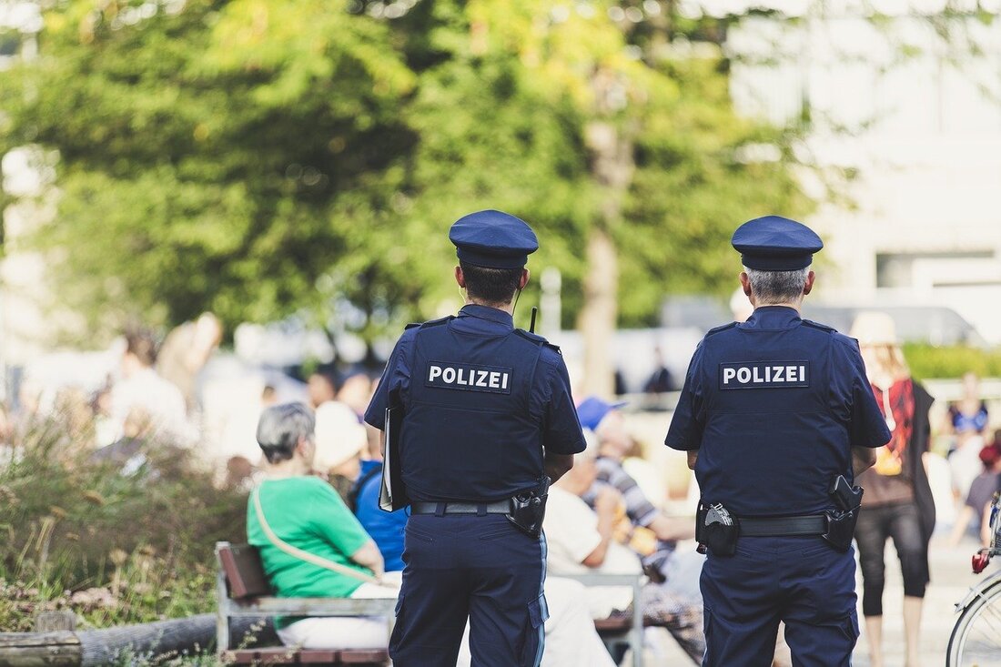 Weiden. Kaum hatte ein Weidener (82) sein Fahrzeug geparkt, fuhr ihm ein anderer den Spiegel an. Der 82-Jährige verfolgte das Fahrzeug bis nach Hause. Schließlich verständigte er die Polizei.