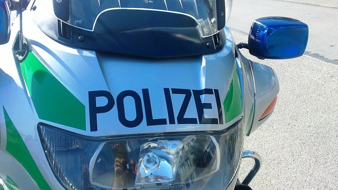 Konnersreuth. Ein Kleinkraftradfahrer (17) fuhr am Sonntag gegen ein parkendes Auto und verletzte sich dabei.  Am Sonntag, den 07. August, gegen 18:30 Uhr trug sich dieser Unfall zu. Der junge [&hellip;]