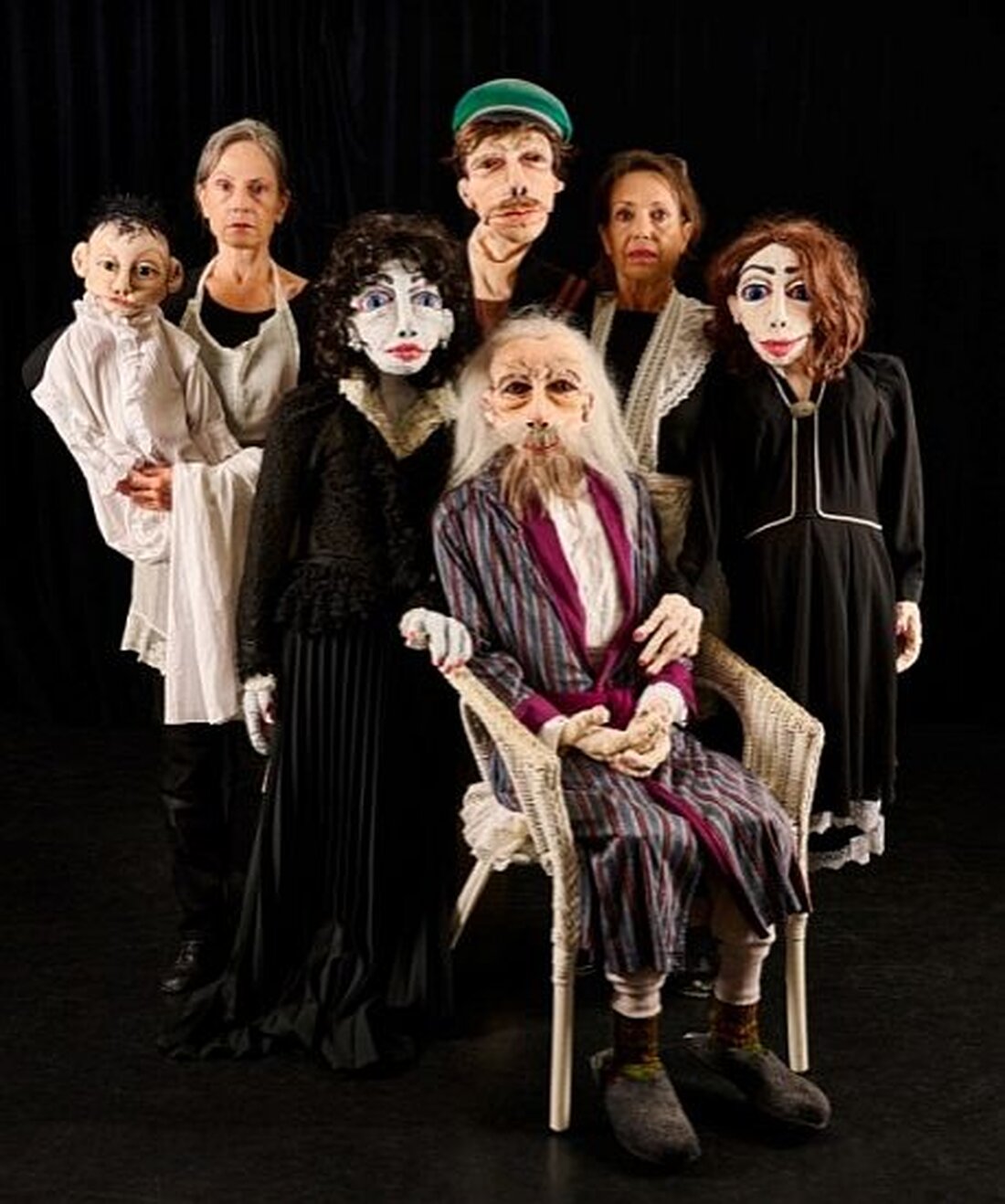 Zürich. Die DAKAR Produktion zeigt mit Auf Bäume klettern eine Adaption von Tolstois Der Tod des Iwan Iljitsch mit Puppen und Menschen. Premiere ist am 5. Dezember 2024 um 20 Uhr im Theater Stadelhofen, Zürich.