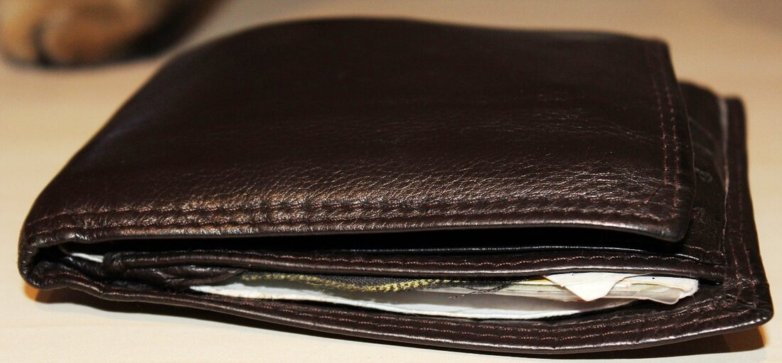 Weiden. Erneut nutzte ein Dieb die Gutmütigkeit eines Mannes aus. Nach einem kurzen Ablenkungsmanöver war der Geldbeutel verschwunden. Eine fremde männliche Person lenkte am Freitagnachmittag einen Kunden in einem Verbrauchermarkt [&hellip;]