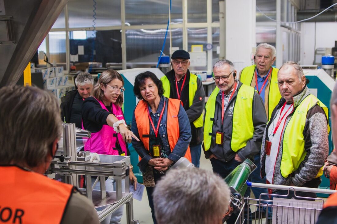 Weißensulz. Die Feuerwehr Schönsee besichtigte die puzzleYOU-Produktion. Die Gäste sahen Druck, Kaschierung und Stanzen bis zur Verpackung. Der Smart Sorter sortiert 1.000 Teile in 40 Segmente und es gibt einen eigenen Adventskalender.