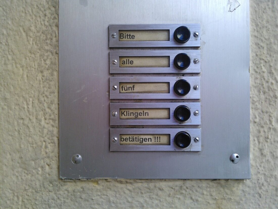 Schwandorf. Montagabend gegen 19 Uhr geriet ein 31-jähriger wegen wiederholter Klingelstreiche in Rage. Am Telefon bedrohte er eine 33-jährige Mutter; die Familie war jedoch in Regensburg. Nun ermittelt die Polizei.