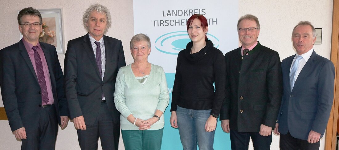 Tirschenreuth. Nach über 46 Jahren im Dienst für den Landkreis Tirschenreuth wurde Traudl Bulawa in den wohlverdienten Ruhestand verabschiedet. Daniela Stark tritt in große Fußstapfen. Die berufliche Tätigkeit von Traudl [&hellip;]