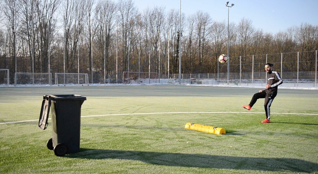 Weiden. Die Marke Samicap ist für eine kleine Revolution im Fußballtraining bereits international bekannt. Jetzt bietet der Kauf des praktischen Trainingsgeräts auch einen ideellen Mehrwert. Denn die Samicap Group des Weidener Jungunternehmers [&hellip;]