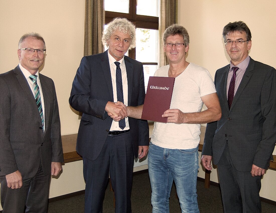 Tirschenreuth. Landrat Wolfgang Lippert durfte vor kurzem Jürgen Schelzke zum 25-jährigen Dienstjubiläum gratulieren. Dabei war dies nicht das einzige Jubiläum für den Bademeister des Hallenbades Kemnath in diesem Jahr. Am 10. [&hellip;]