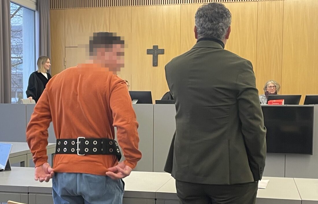 Weiden. Vor dem Landgericht Weiden muss sich seit Dienstag ein 28-Jähriger verantworten. Er soll als „Abholer“ einer professionell organisierten Schockanruf-Bande agiert haben. In Weiden nahm er einer 83-Jährigen 52.000 Euro Bargeld und Schmuck ab.