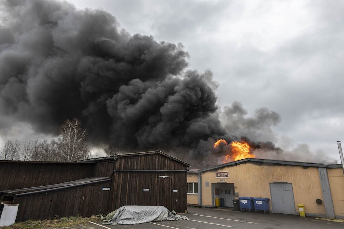 Schwarzenbach. Zehn Stunden lang kämpften 350 Feuerwehrleute gegen die Flammen an. Funkenflug könnte den Brand verursacht haben.