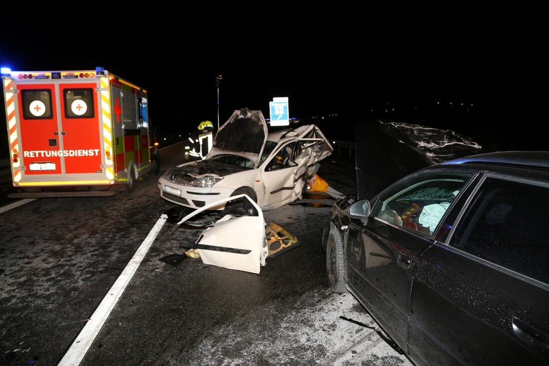 Windischeschenbach/Falkenberg. Schwerer Unfall auf der A93: Zwischen den Anschlussstellen Windischeschenbach und Falkenberg – kurz vor der Ausfahrt Raststätte Waldnaabtal – krachten drei Autos ineinander. Ein 44-Jähriger starb an seinen Verletzungen.  Sonntagabend, [&hellip;]