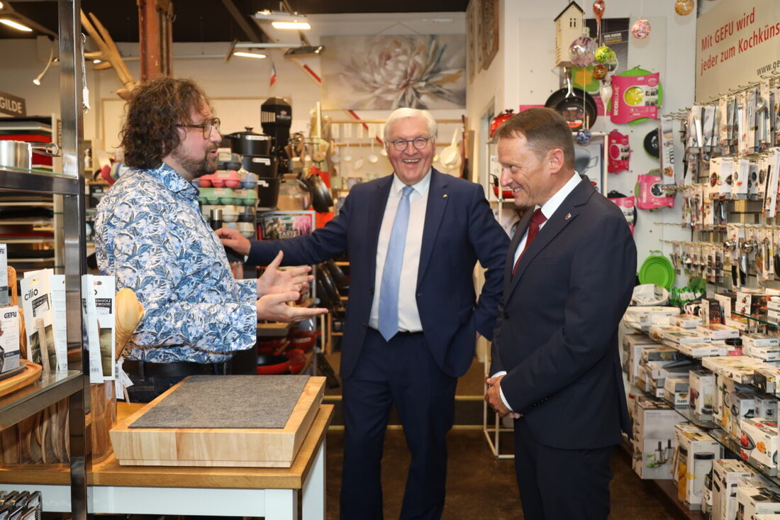 Weiden/Berlin. Bundespräsident Frank-Walter Steinmeier hat seinen Amtssitz in Weiden bezogen. Auf dem Weg durch die Altstadt schüttelt er viele Hände und ist zu jedem Schnappschuss bereit.