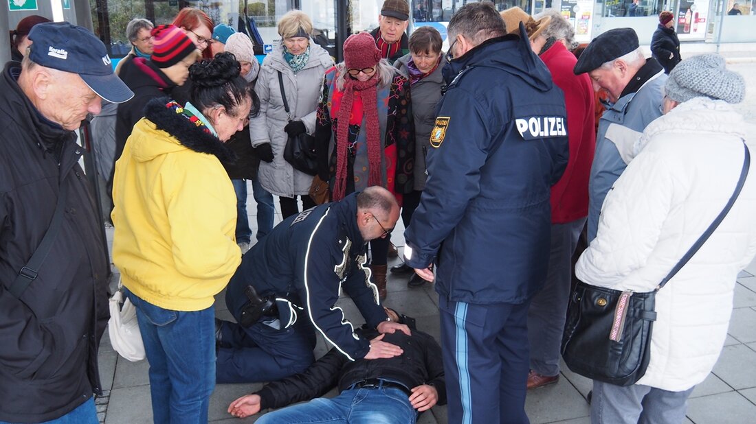 Weiden. “senSiwen, eine spezielle Initiative für ältere Menschen geht auch in diesem Jahr wieder an den Start”, erklärten Polizeioberkommissar Josef Prill von der Weidener Bundespolizei und Polizeihauptkommissar Willi Fritz von [&hellip;]