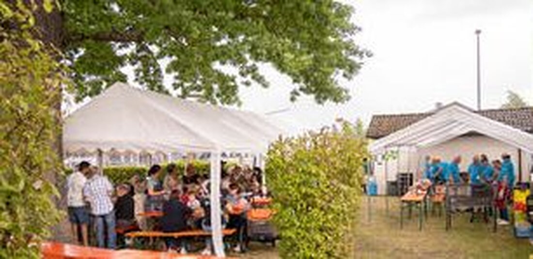 Weiden. Das 65-jährige Jubiläumssommerfest der Siedlergemeinschaft Eigenheim Mooslohe zog trotz Regenschauers viele Besucher an, Gemeinschaftsgefühl wurde gestärkt. Ehrengäste und Mitglieder lobten die gute Stimmung und den Einsatz der Organisatoren.