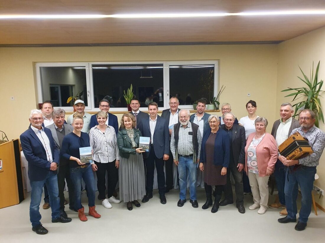 Schwandorf. "DAHEIM IM LANDKREIS SCHWANDORF - Kalender und Jahresband 2025" wurde präsentiert und ist nun im Handel erhältlich, mit Themen von Mittelalter bis Hip-Hop.