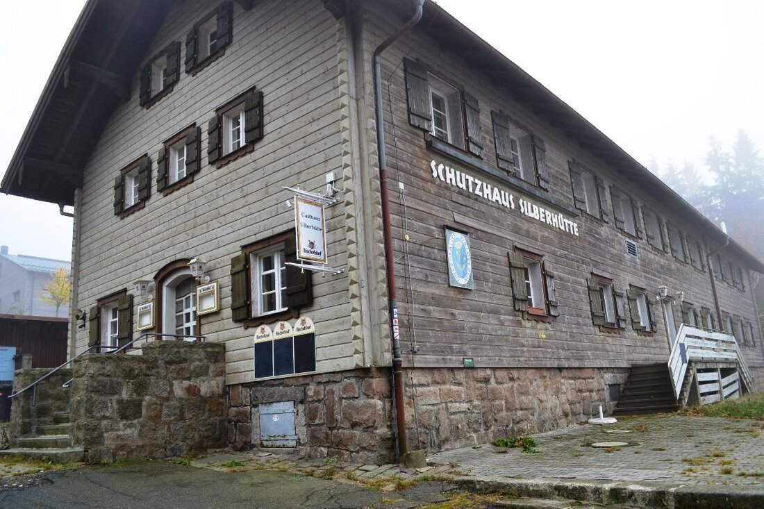 Bärnau. Wie ein Geisterhaus taucht das einstige Schutzhaus des Oberpfälzer Waldvereins (OWV) am Skilanglaufzentrum Silberhütte aus dem dichten Nebel auf. Drei unbeschriebene Kreidetafeln und zwei leere Speisekartenschaukästen an der Hauswand sowie [&hellip;]