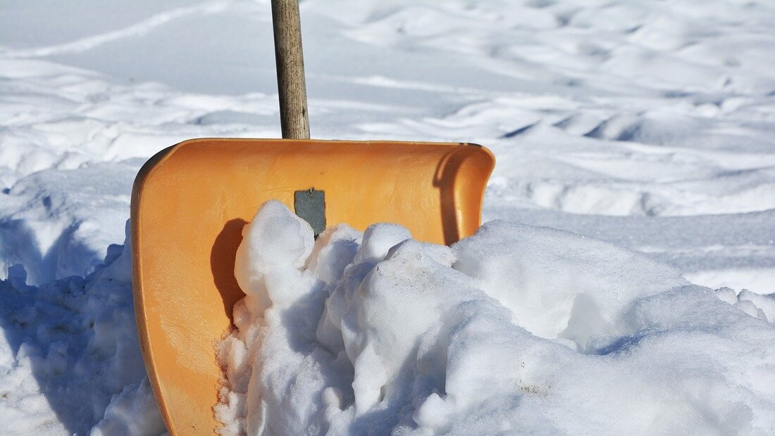 Altenstadt/WN. Die winterlichen Verhältnisse und geschlossene Baumärkte passen nicht wirklich zusammen. Nicht anders zu erklären ist der Diebstahl einer Schneeschaufel am Montagmittag in der Anton-Wurzer-Straße. Ein Mann (25) stellte rechts [&hellip;]