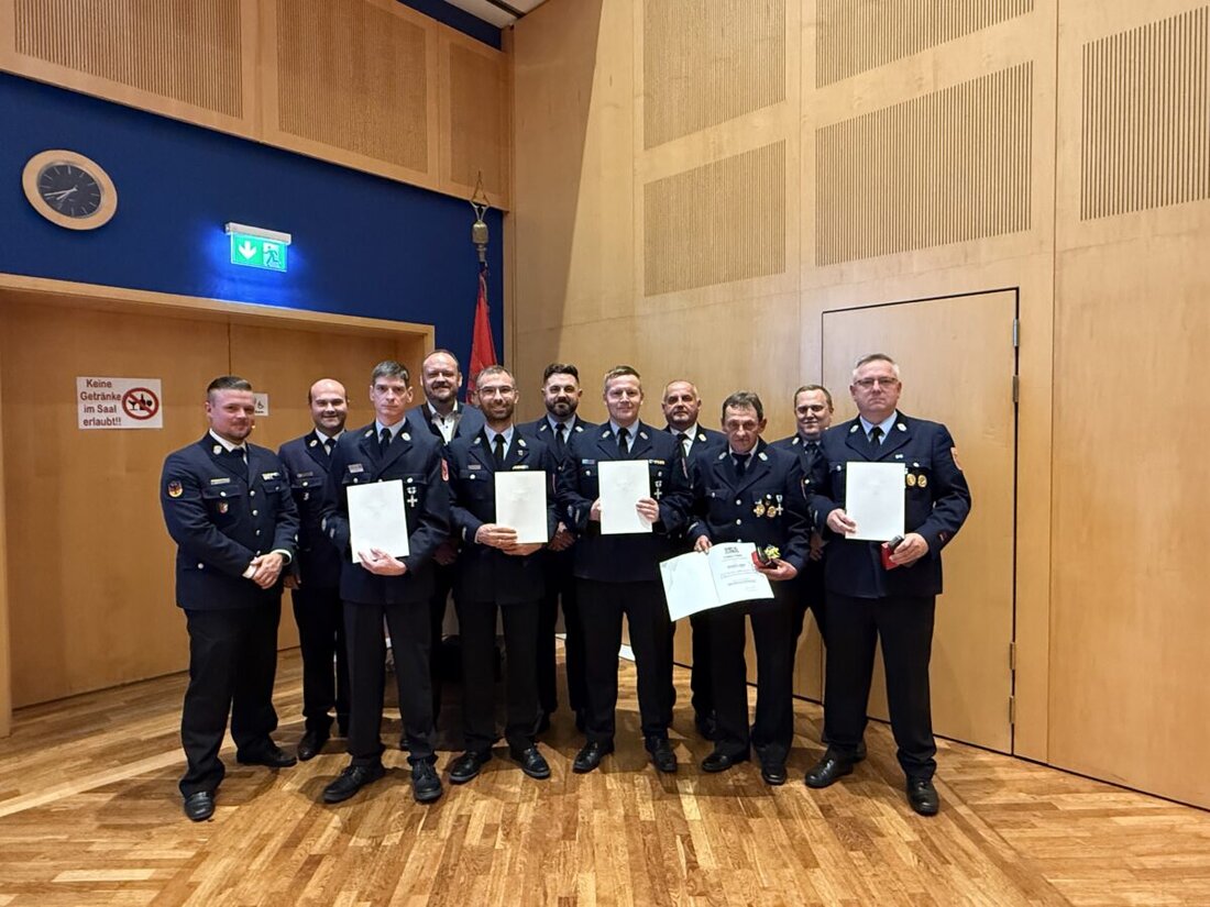 Neustadt. Beim Ehrenabend der Feuerwehr am 20. September gab es Beförderungen und staatliche Ehrungen: Fünf erhielten Ehrenkreuze, zwei Firmen wurden für ihre Unterstützung ausgezeichnet.