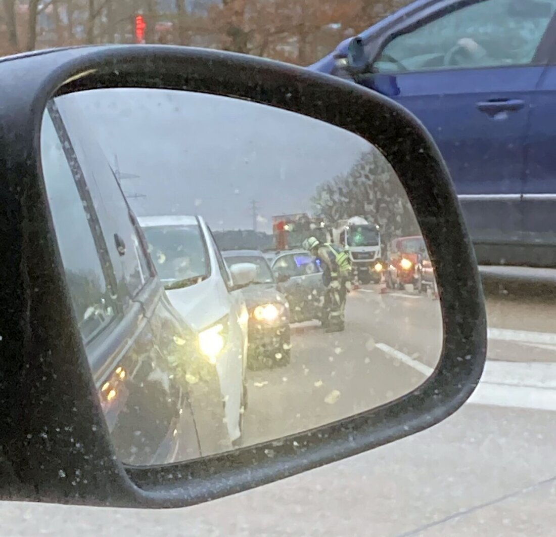 Weiden. Auf der Autobahn A93 zwischen Luhe-Wildenau und Weiden Süd kam es heute zu zwei Verkehrsunfällen. Ein Lastwagen verlor mehrere Packungen mit Styrodurplatten, die sich über die Fahrbahn verteilten. 