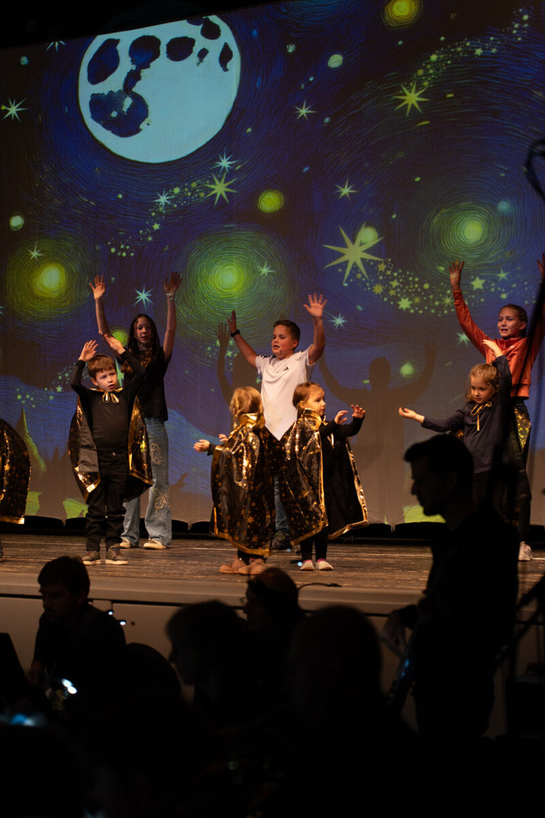 Erbendorf. Beim "Kreativen Musikabend 6.0" in der Stadthalle wurden Gästen interaktive Mit-Mach-Aktionen und ein spezielles Musiktheater "UFO - Kein Wunsch ist schnuppe" geboten. Die Veranstaltung zog mit vielfältigen musikalischen Darbietungen und der Beteiligung des Publikums alle in ihren Bann.