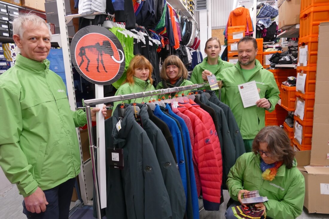 Weiden. Für giftfreie Outdoor-Produkte der Marke Mammut protestierten am Samstag Greenpeace-Aktivisten in Weiden. Im Sportgeschäft Sperk im E-Center in Weiden kennzeichneten die Umweltschützer Mammut-Artikel mit Etiketten, die ein skelettiertes Mammut zeigen. [&hellip;]