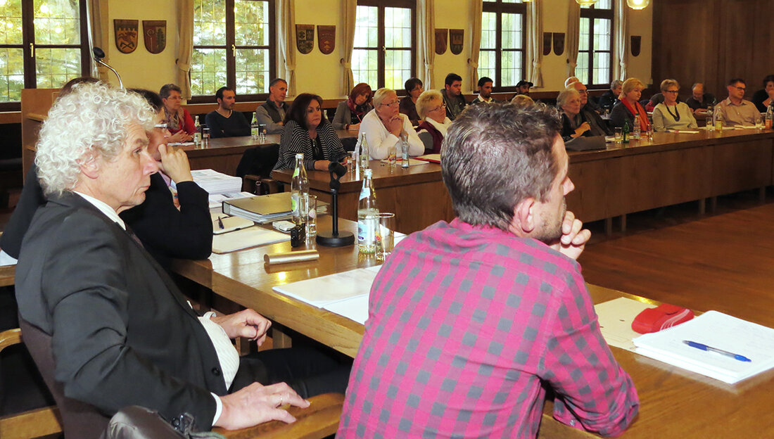 Tirschenreuth. Auf Anregung von Heidrun Schelzke-Deubzer hat Landrat Wolfgang Lippert die Vertreter der zuständigen Behörden, der Flüchtlingshilfe und der einzelnen Helferkreise zu einem “Integrationstreffen” eingeladen. Anlass für das Treffen gab [&hellip;]