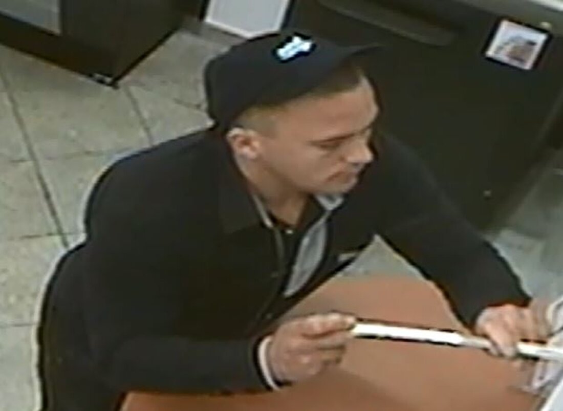 Weiden/Regensburg. Ein bislang unbekannter Mann gelangte in verschiedenen Banken an Kundendaten und erstellte mit diesen in betrügerischer Absicht Überweisungsbelege. So ergaunerten der oder die Täter bereits mehrere tausend Euro. Durch die [&hellip;]