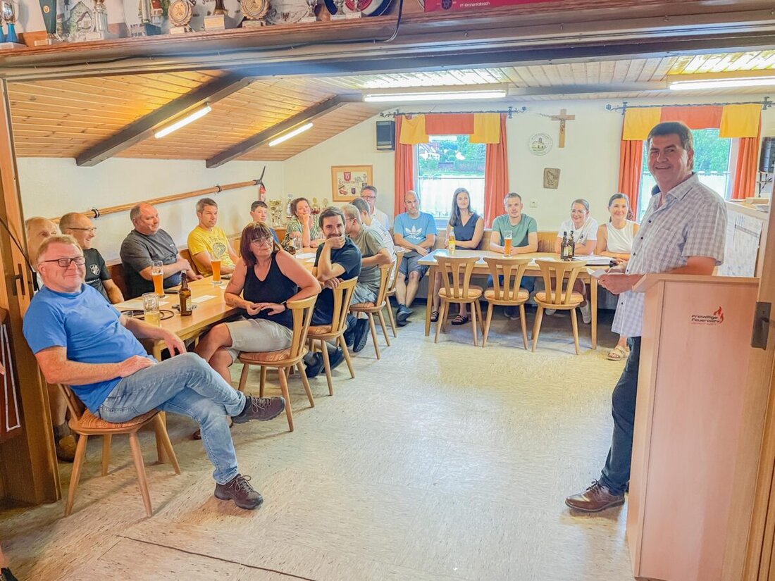 Löschwitz. Die letzte Ortsversammlung zur Vorbereitung des historischen Erntedankzuges 2025 fand statt, mit Fokus auf Heuernte, Kirchweih und Feuerwehr. Von praktischen Hinweisen bis hin zur Organisation von Helfern und Blumenspenden wurden alle Details besprochen.