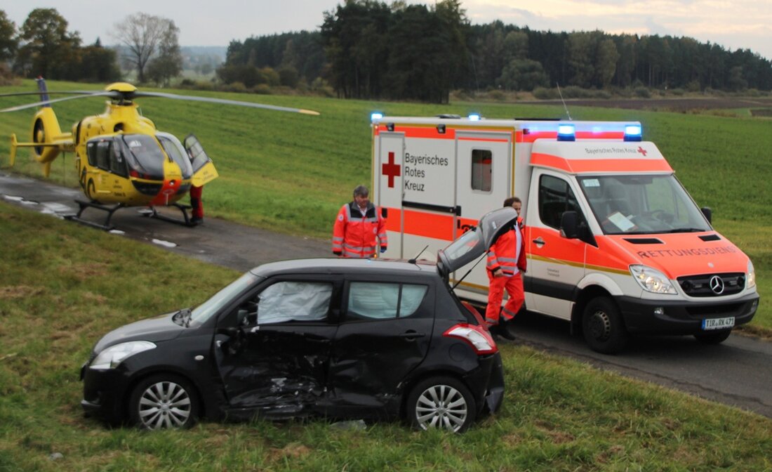 Neustadt/Kulm/Höflas. Ein schwerer Verkehrsunfall ereignete sich heute Nachmittag bei Kemnath. Ein Fahranfänger übersah einen Opel-Fahrer und schleuderte ihn beim Zusammenstoß die Böschung hinunter. Bei dem Unfall gab es einen schwer [&hellip;]