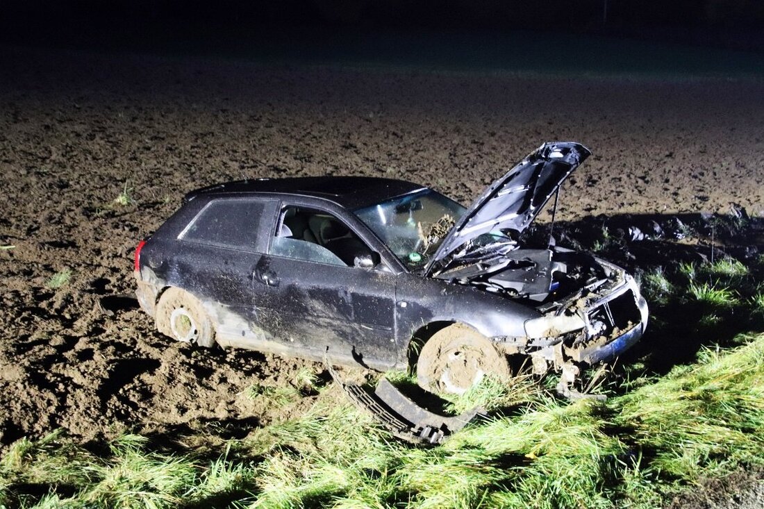 Kirchenthumbach. Am Freitagabend kam es zwischen Wölkersdorf und Kirchenthumbach zu einem Verkehrsunfall, bei dem eine 15-jährige Auerbacherin leicht verletzt wurde. Ein junger Autofahrer (18) aus Kirchenthumbach, in dessen Fahrzeug sich auch [&hellip;]