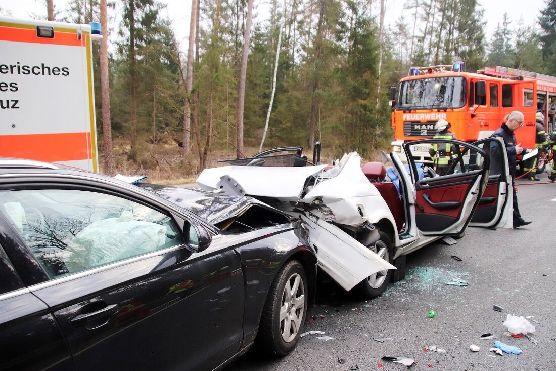 Parkstein/Schwarzenbach. Bei einem schweren Unfall wurde ein junger Mann heute schwer verletzt. Aus ungeklärten Gründen kam er mit seinem Fahrzeug auf die Gegenfahrbahn. Am Donnerstagmorgen gegen 07:15 Uhr war ein [&hellip;]