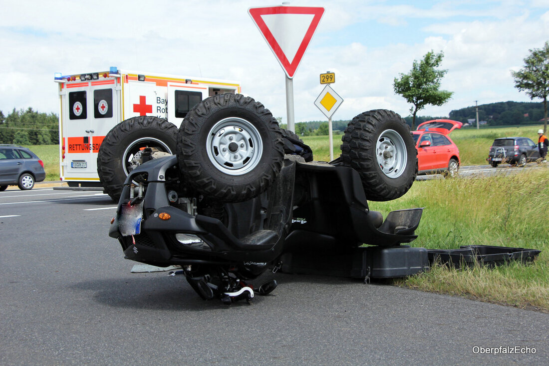 Weiden. Ein Quadfahrer stieß unverschuldet mit einem Pkw zusammen. Dabei verletzte er sich schwer. Am Freitag, gegen 20:10 Uhr, wollte eine Frau (52) aus den Landkreis Neustadt/WN mit ihrem Pkw [&hellip;]