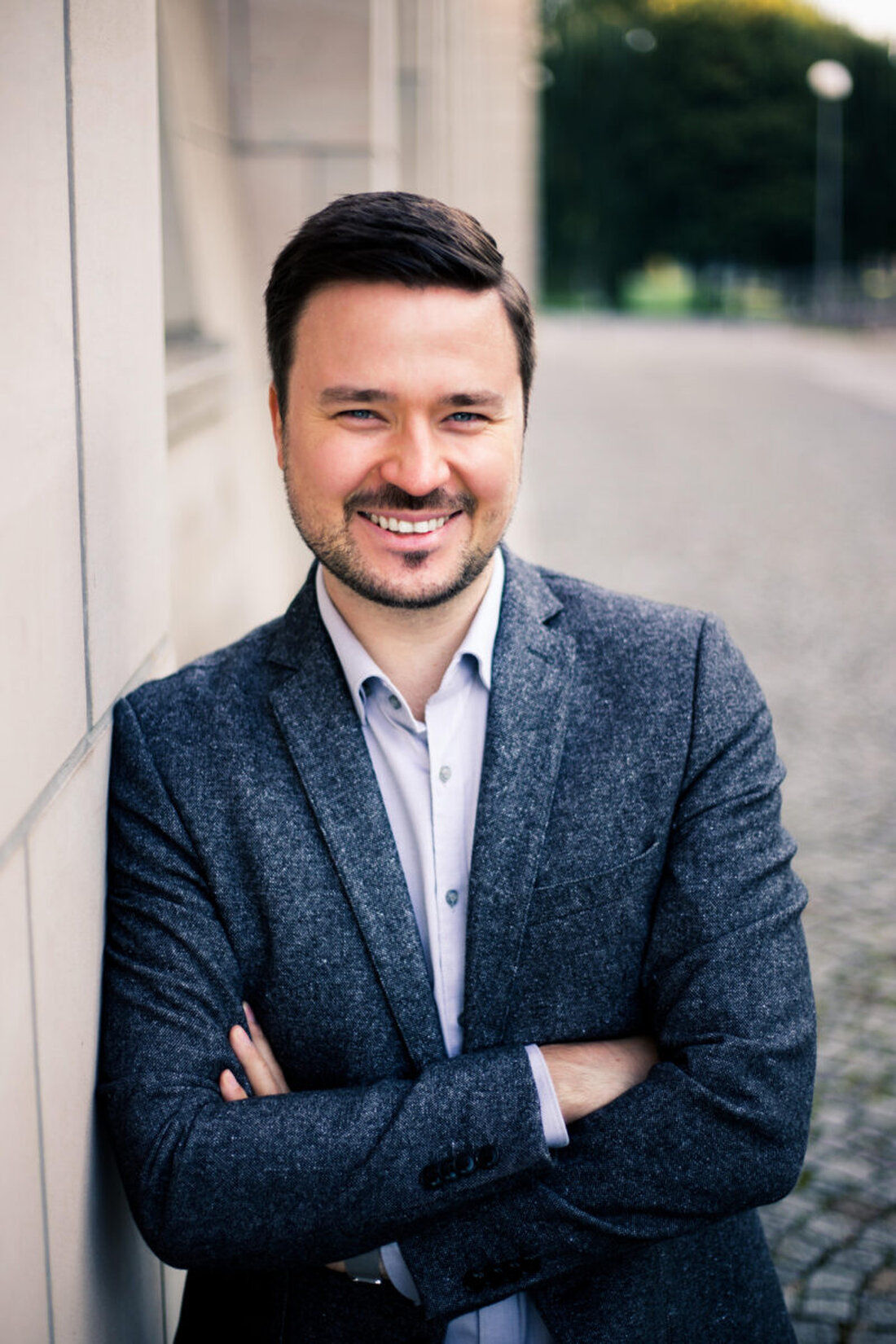 Weiden. Der Historiker Dr. Marc Rothballer hat zur Namensgebung von Straßen in Weiden und Passau geforscht. In seinem Buch "Ehrenmänner und Straßenfeger", 2025 erschienen im Verlag Friedrich Pustet, greift er auch ein heißes Eisen in der Stadt Weiden auf: die Dr.- Johann-Stark-Straße in der Mooslohe. 