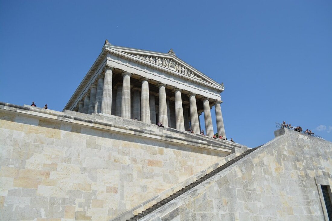 Donaustauf. An der Walhalla ereignete sich am Sonntagabend ein tragischer Unfall, bei dem ein 32-jähriger Mann sein Leben verlor. Der Mann stürzte etwa 8,50 Meter tief und verstarb noch am Unfallort aufgrund seiner schweren Verletzungen.