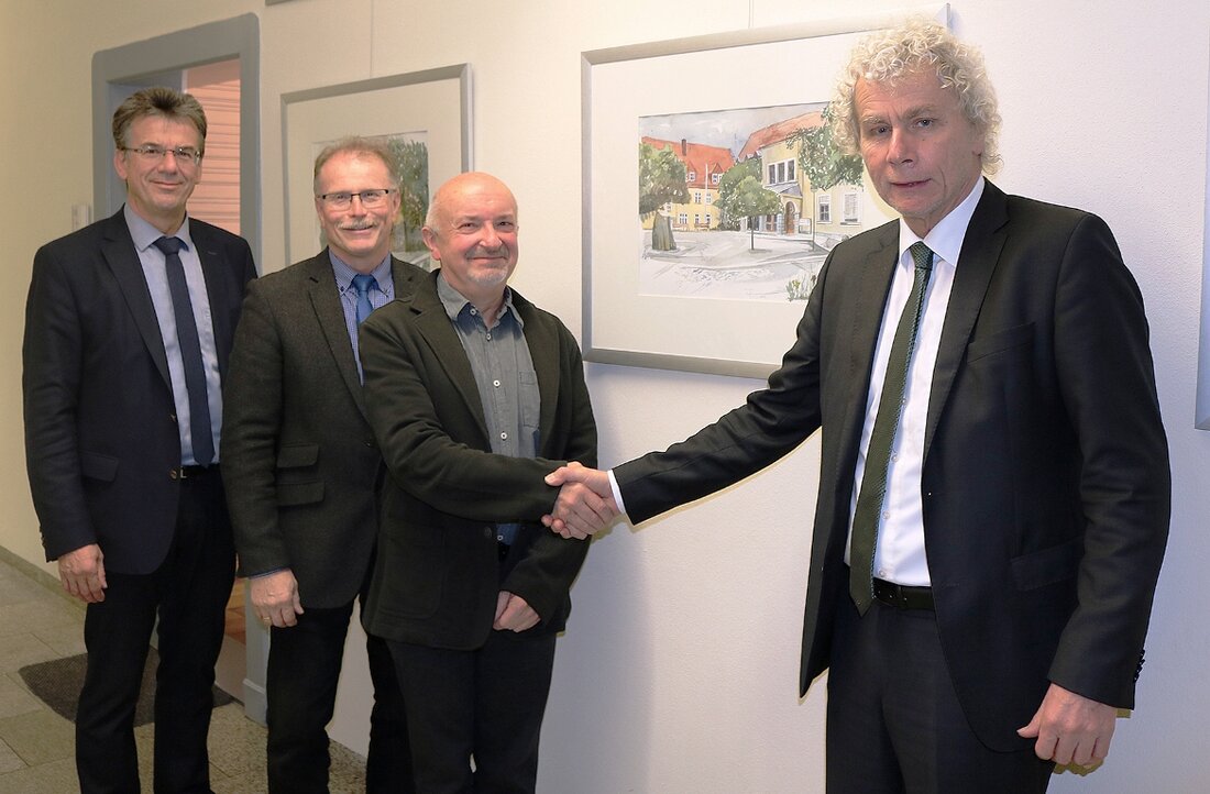 Tirschenreuth.  So manches seiner außergewöhnlichen Aquarelle hängt in den Räumen des Landratsamtes Tirschenreuth. Auch Glückwunschkarten und den Landkreiskalender hat er mit seinen Bildern zu etwas ganz Außergewöhnlichem gemacht. „Sie sind [&hellip;]