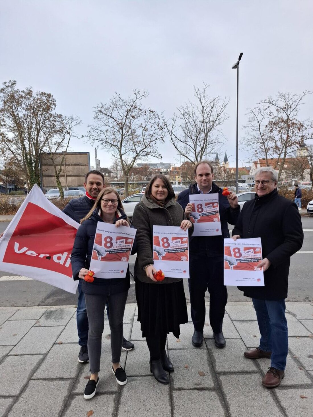 Weiden. ver.di Oberpfalz macht sich am 6. Dezember 2025 stark für den Acht-Stunden-Tag und warnt vor der geplanten wöchentlichen Höchstarbeitszeit. Dr. Carolin Wagner und Sebastian Roloff diskutieren mit den Gewerkschaftern.