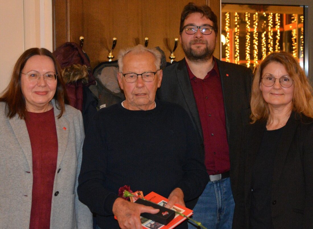 Amberg. Der ver.di-Ortsverein ehrte langjährige Mitglieder bei einem Abend in der Alten Kaserne und bedankte sich für ihre Treue. Höhepunkt war die Würdigung von Marold Meyer für 70 Jahre; Reden erinnerten an erkämpfte Rechte.