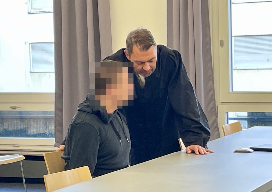 Weiden. Ein ungeheuerlicher Tatvorwurf wird seit heute vor dem Landgericht Weiden verhandelt. Ein Pfleger (24) hat in einer Urologiepraxis einen männlichen Patienten (77) vergewaltigt. Der Angeklagte legte  am ersten Prozesstag ein Geständnis ab. 
