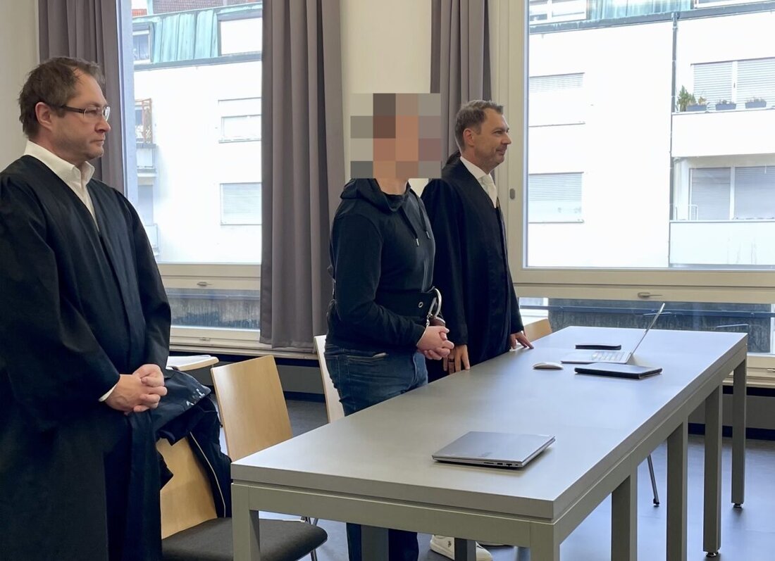 Weiden. Das Landgericht Weiden hat einen Auszubildenden (24) einer Arztpraxis wegen Vergewaltigung eines Patienten (77) verurteilt. Die 1. Strafkammer verhängte 4,5 Jahre Haft. Der Mann aus dem Landkreis Tirschenreuth war geständig.