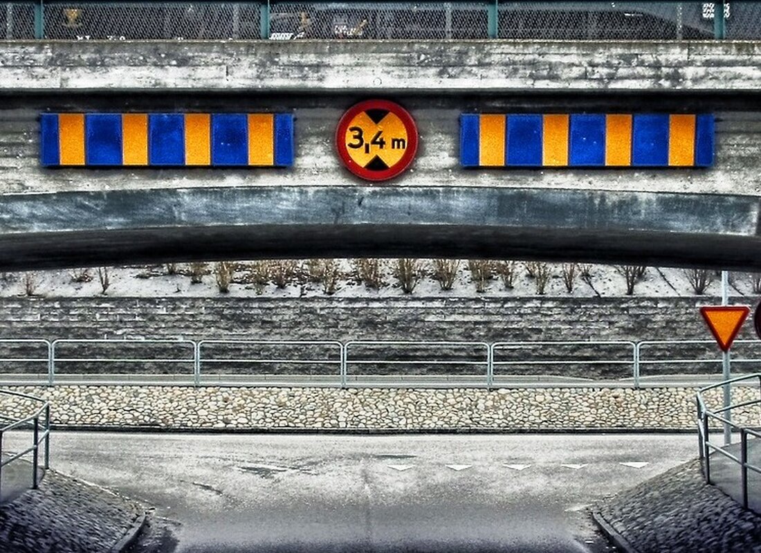 Neustadt/WN. Ein Lastwagenfahrer verschätzte sich bei der Höhe seines Gespanns und verursachte so einen Schaden von rund 160.000 Euro. Am Freitagmittag gegen 12.45 Uhr fuhr ein Lkw-Fahrer (59) aus den [&hellip;]