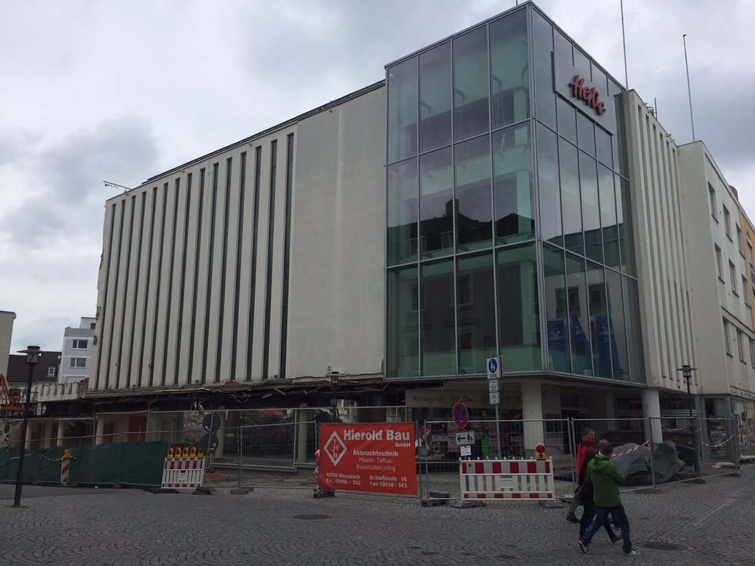 Weiden. Jahrzehntelang war es DAS Kaufhaus schlechthin, Magnet in der Innenstadt und sogar Namensgeber für einen Großparkplatz: Hertie. In Kürze ist das alles Geschichte, das Hertiegebäude liegt größtenteils schon in [&hellip;]