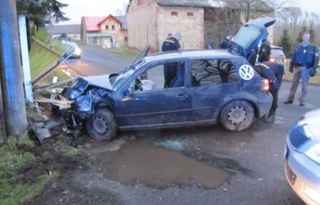 Windischeschenbach/Bärnau. Die rücksichtslose Flucht eines Tschechen (28) durch Oberfranken und die Oberpfalz endete mit seiner Festnahme am Sonntagmorgen in Tschechien. Hier prallte er gegen einen Betonstrommast. Gegen 6.30 Uhr ging ein [&hellip;]