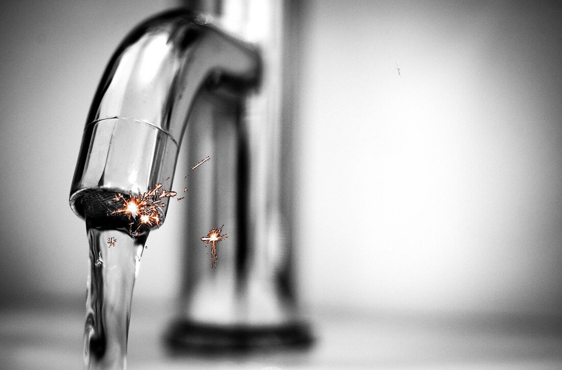 Weiden. Ein nicht ganz alltäglicher Anruf erreichte gestern die Integrierte Leitstelle: Eine Frau berichtete, ihr Wasserhahn würde Funken sprühen. Die Feuerwehr ging dem Mysterium auf den Grund.  Gestern Abend gegen [&hellip;]