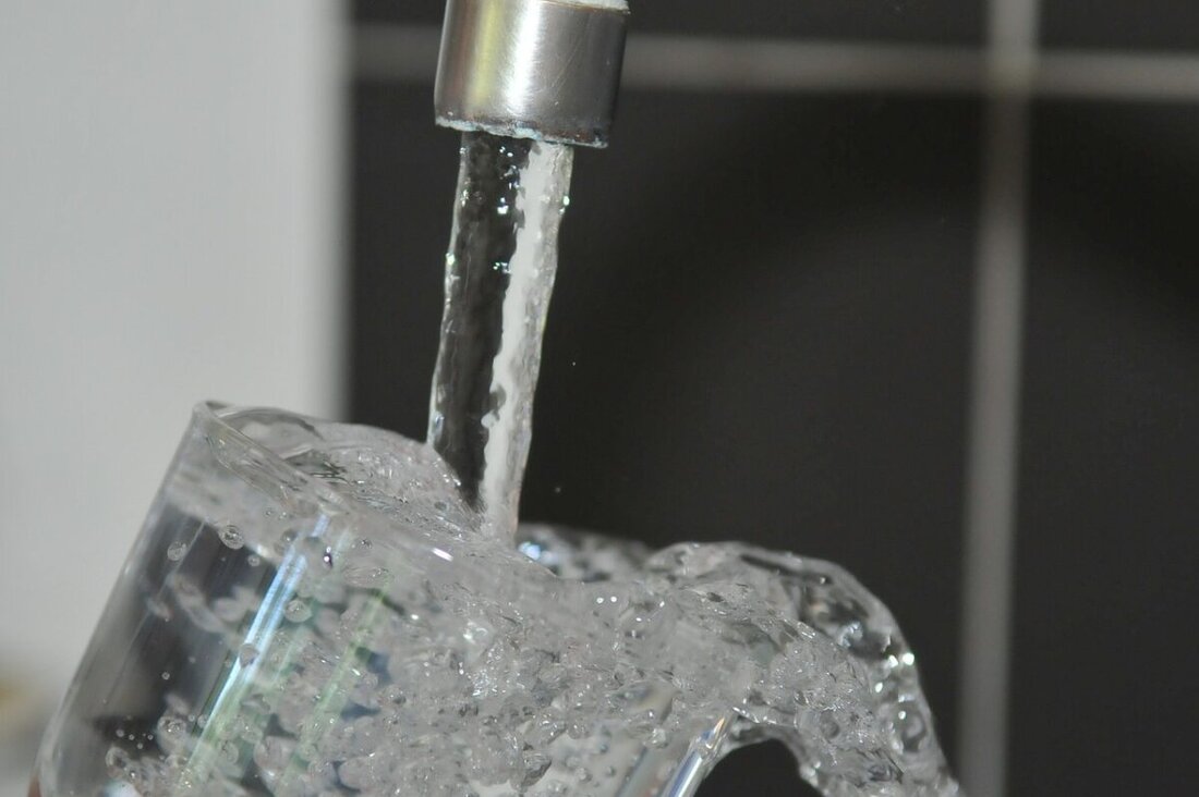 Theisseil. Wegen Störungen im Wasserleitungssystem besteht eine Abkochordnung für Trinkwasser. Bürger sollen Wasser abkochen und Nachbarn informieren.